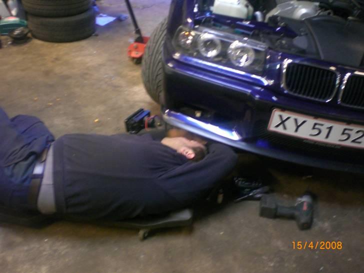 BMW 320i/328i Coupé *BYTTET* - Fætter på arbejde under bilen.. :D... billede 5