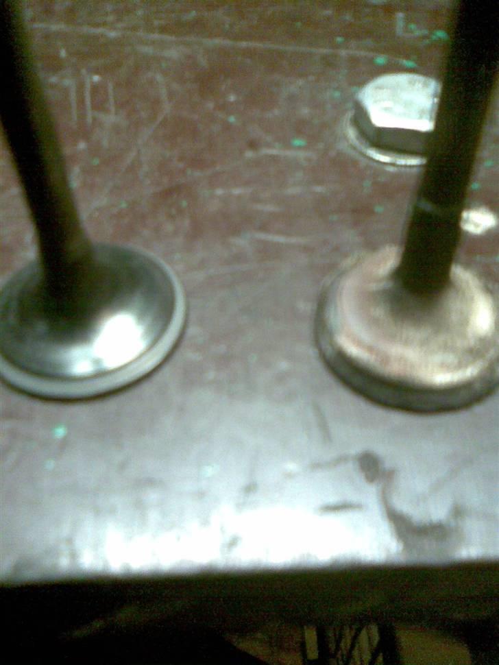 Toyota Corolla  -=SOLGT=- - En temmelig brændt udstødningsventil. alle udstødningsventiler blev skiftet. billede 13