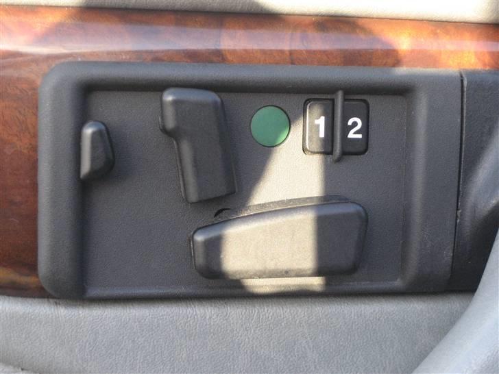 Mercedes Benz 560 SEC.. - El justerbar sæder i begge sider, med mulighed for memory af 2 seperate indstillinger. billede 15