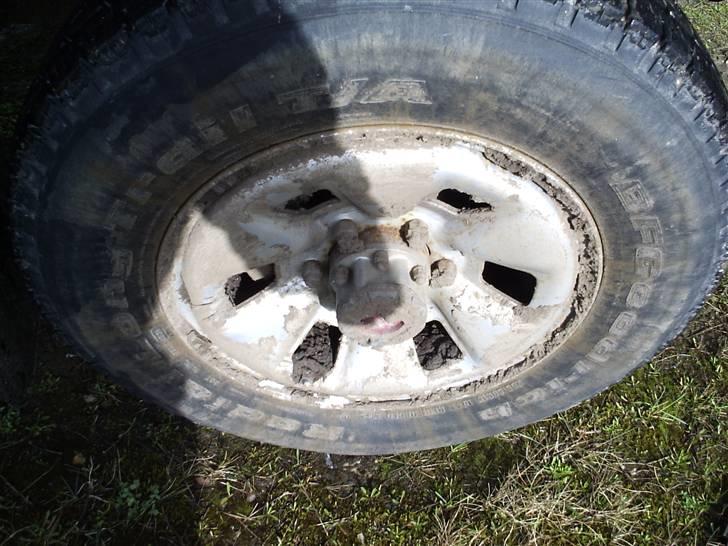 Toyota Hi-Lux SOLGT - der sidder lidt cross bane i fælgene, den kunne sku ikke komme fri billede 3