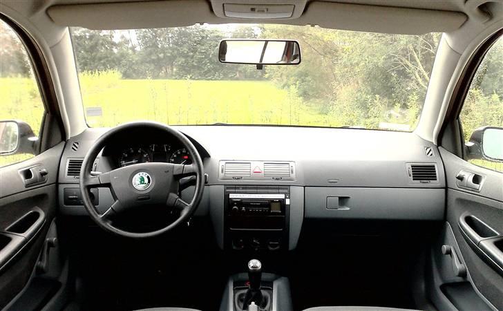 Skoda Fabia 1.2 HTP Classic - Logisk indrettet. Der er ikke det store udstyr her men da det er en Classic kan man jo heller ikke forvente andet. Bilen bliver også kun brugt som kundevogn billede 2