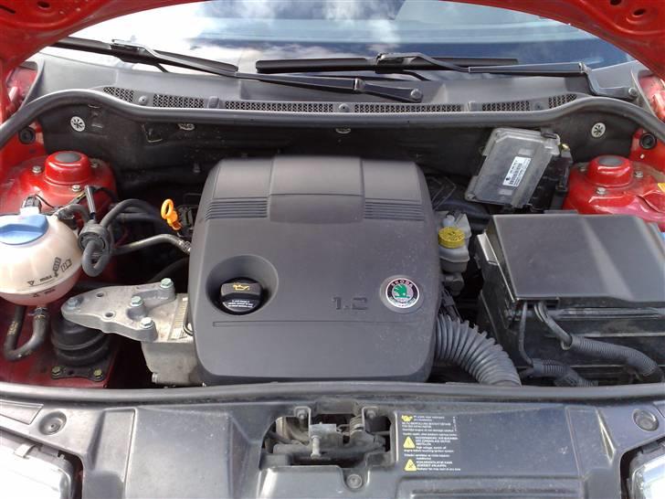 Skoda Fabia 1.2 HTP Classic - Her ser vi så den lille 1,2 3 cylinderet motor med den sjove turbine lyd :D billede 7