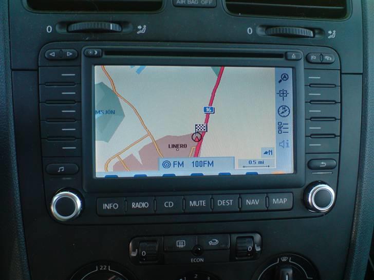 VW Golf V Sport R-line,solgt - Så kom NAVIén i bilen, virker helt perfekt, men mangler lige mit multi rat, så køre det.. billede 4