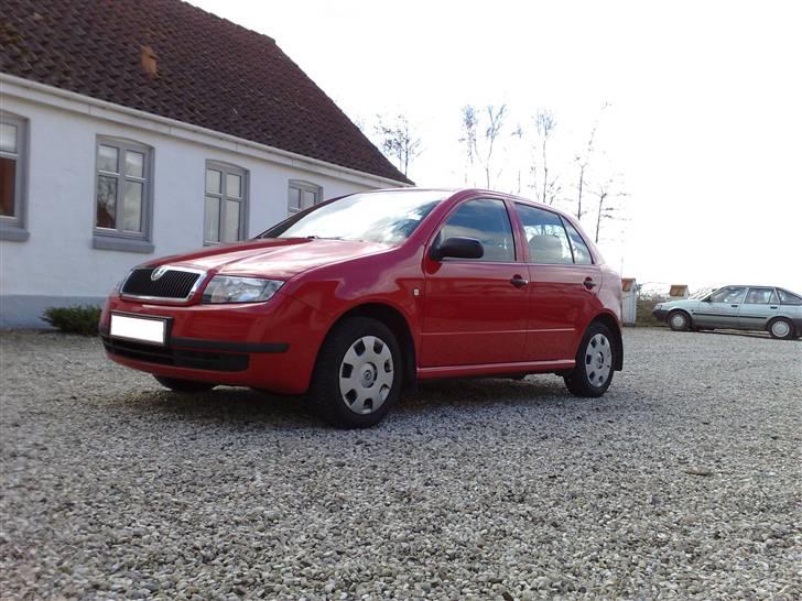 Skoda Fabia 1.2 HTP Classic - Den gamle kundevogn i baggrunden billede 16