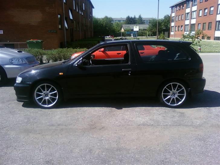 Nissan Almera Srx     Solgt :( - Nu Med 17" Kosei Fælge :o)  Der Kommer Flere Billeder, Min Orange Almera Er i Baggrunden tjek den i min profil !! billede 1