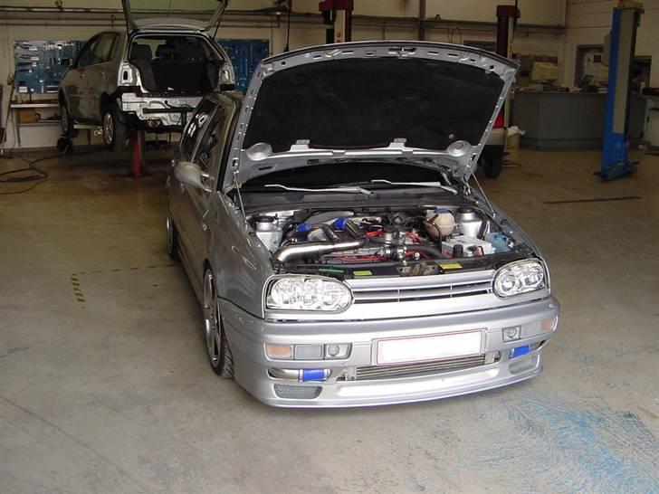 VW Golf 2,8 VR6 - Motorrummet da der var Biturbomotoren i billede 13