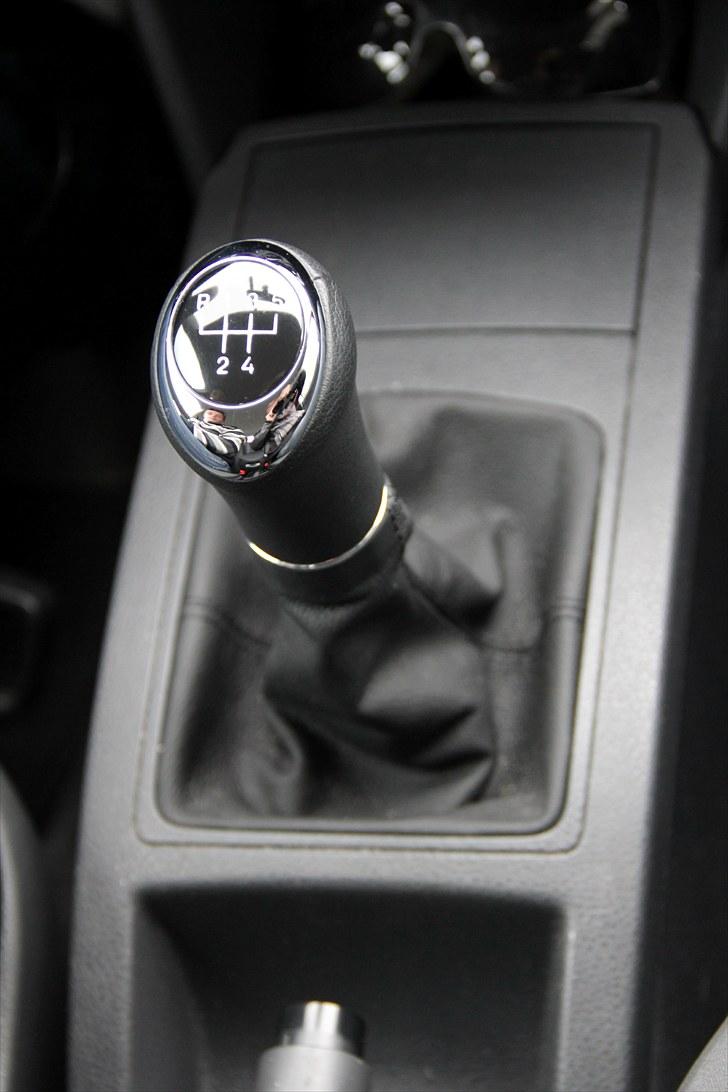 VW Polo 9n - Gearknop med rødt lys svagt lys så det passer til knapperne... billede 3