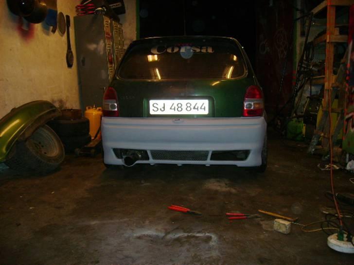 Opel Corsa b Swinger [Tidl bil] - måtte lige lave skørtet og spartle det igen da det ikke var så pænt da den tidliger ejer hade skåret hul i det billede 7