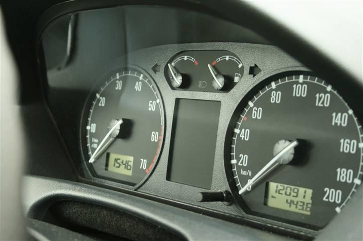 Skoda Fabia 1.2 HTP Classic - Speedometeret som er fuldstændig standard. billede 18