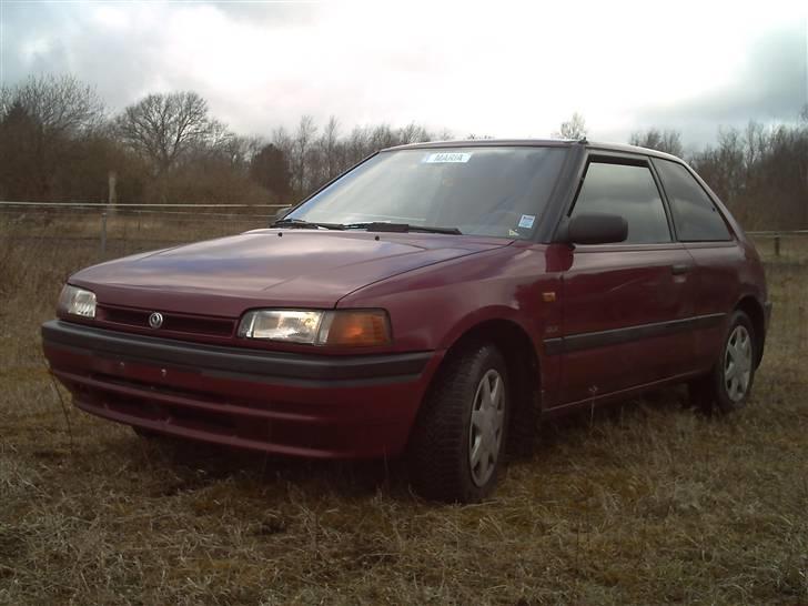 Mazda 323 billede 1