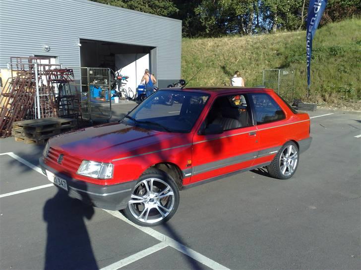 Peugeot 309 1,4i GLX SOLGT - Skråt forfra. Med 17" ALI fælge :-D billede 1