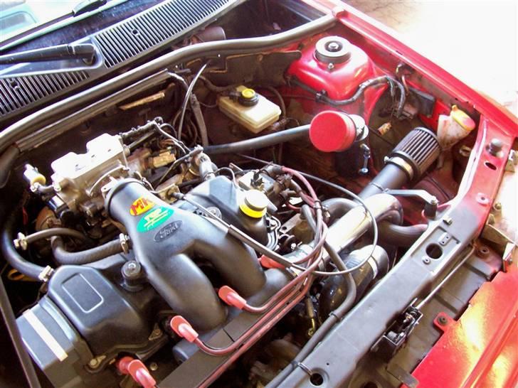 Ford Escort 1,6i Turbo (død) - Motorrummet.. billede 10