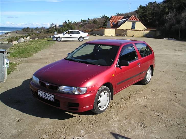 Nissan almera 1,4 s - Her er så min Nissan igen, Håber billederne er bedre denne gang, og nej det er ik kosør, men nordkysten på sj.land. billede 1