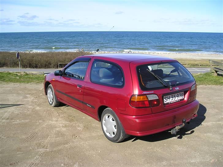 Nissan almera 1,4 s - Ja farven er jo ikke så pæn, mon ik autolakkeren er med på noget vildt...? billede 2