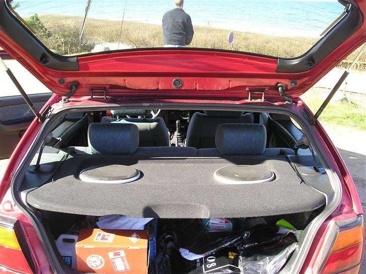 Nissan almera 1,4 s - Ja det er jo ik plads der er mest af, men plads nok til lidt god lyd... billede 3