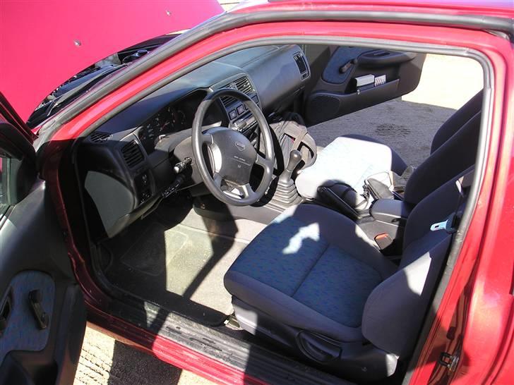 Nissan almera 1,4 s - Ingen rust i døre eller paneler, og det er jo en god ting hvis den skal have en anden farve... billede 4