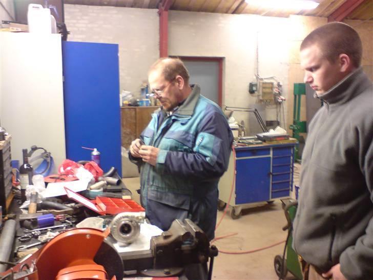 Renault 5 Turbo (solgt) (Jeppes) - fittings til turbo bliver pakket nej det er ikke mig der står ved turboen det er min far billede 13