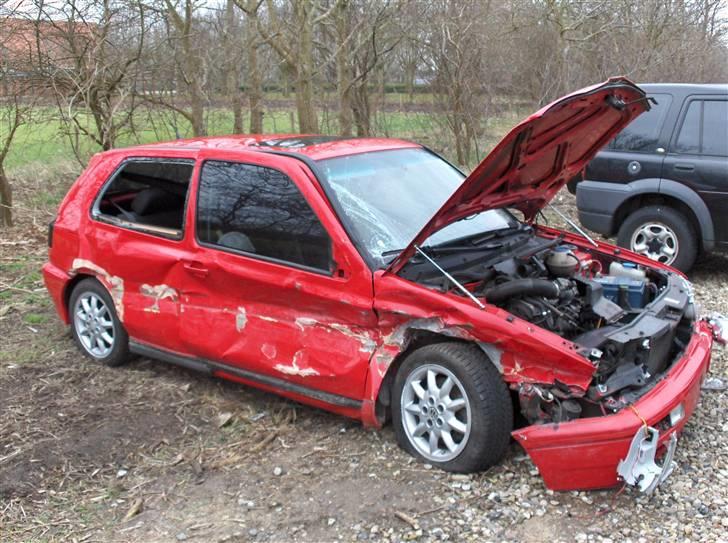 VW Golf 3 Gti - R.I.P - Sådan ser den ud efter et sammen stød med en anden Golf billede 11