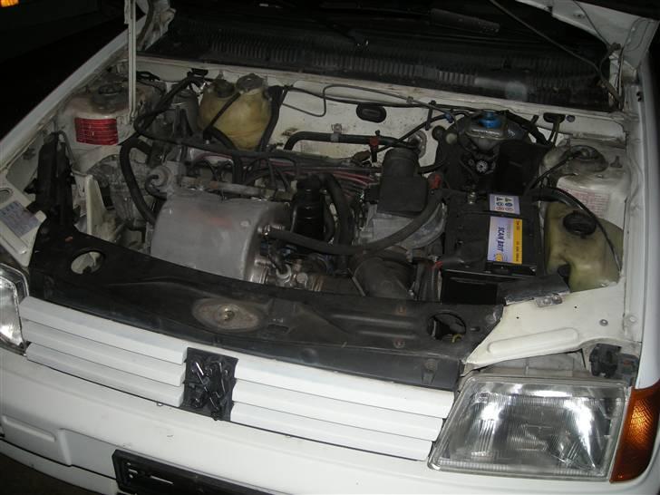 Peugeot 205 1.9 GTI - Maskine billede 2