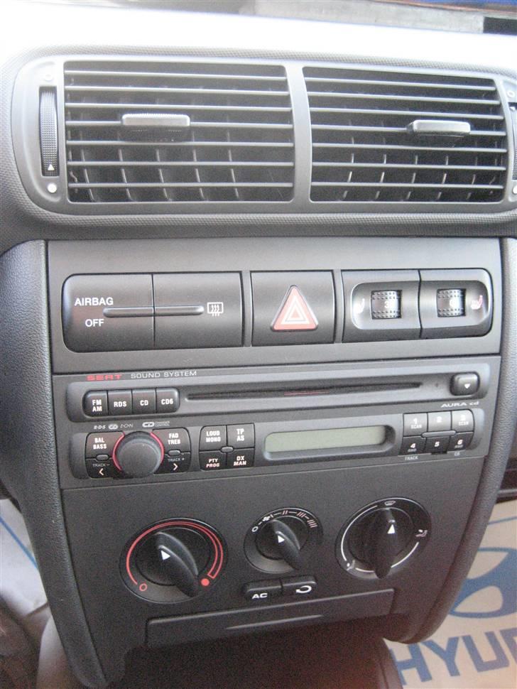 Seat Leon 1,9 TDI Stella SOLGT - Midterkonsollen på en standard Seat Leon Stella fra 2004 billede 8