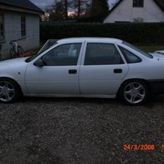 Opel Vectra 2.0i GL. *SOLGT*