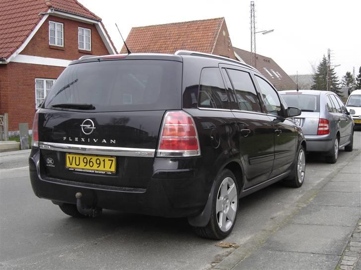Opel Zafira B CDTi (solgt) - kærestens skoda i baggrunden billede 14