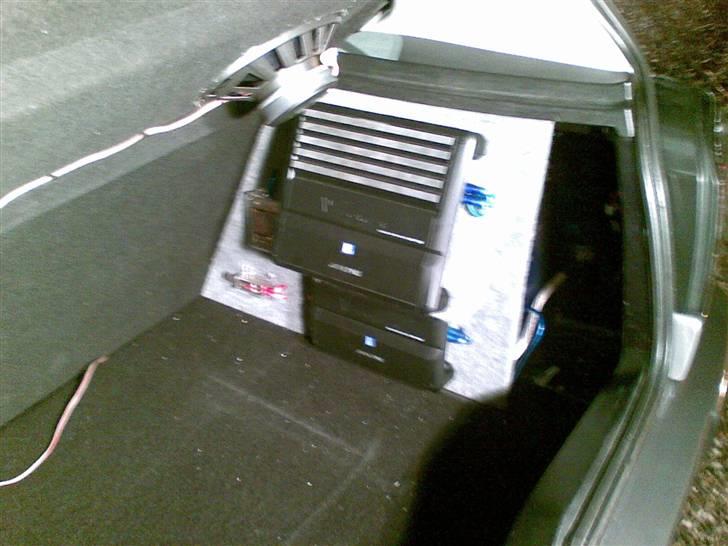 VW Golf 3 - Tja, lige et billed af forstærkerne, suben måtte jeg lige tage ud for at kunne tage billedet, lidt dårligt billed men så kan det lige ses hvordan det ser ud.. billede 13