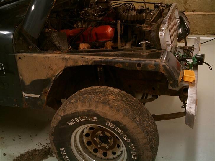 Jeep Wrangler "solgt" - En forskærm som har været i kontakt med forhjulet pga for lille frihøjde billede 5