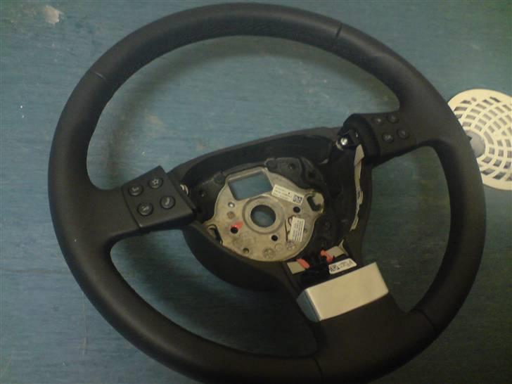 VW Golf V Sport R-line,solgt - Så landede mit læder multirat, men håber mit GTI rat også snart kommer så jeg kan få bygget det sammen så det kan komme i.. Lækkert.. billede 7