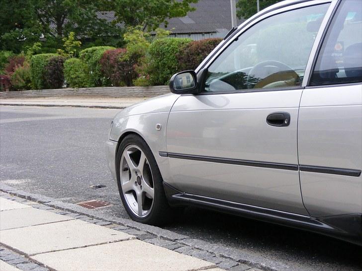 Toyota Corolla 1.3 xli 16v turbo - Sideskørter sad ikke på da jeg købte bilen. Skal snart have en klat maling. billede 8