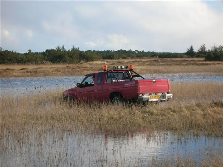 Nissan king cab solgt - hehe, og så lige en tur gennem søen:D billede 7