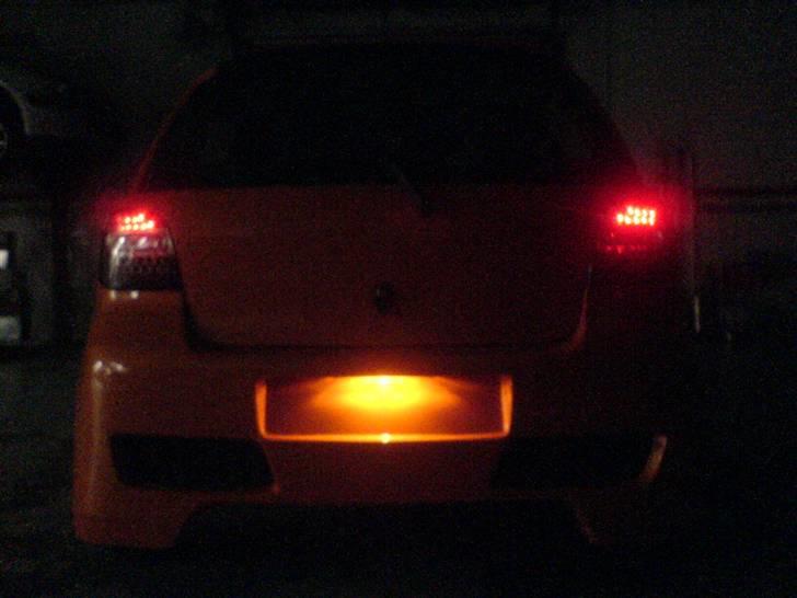 Toyota yaris - hvor den holder bagfra i mørket billede 8