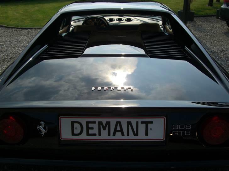 Ferrari 308 GTB (EURO) SOLGT - På en smuk solskinsdag ser man tydeligt skyerne spejle sig i den sorte lak.. billede 10