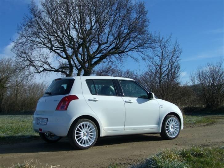 Suzuki swift  1,3 DDIS  solgt billede 2