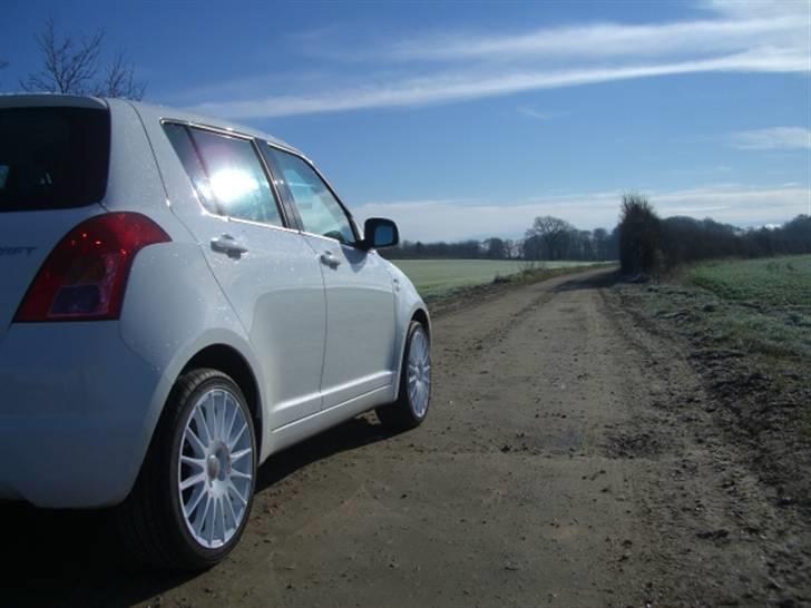 Suzuki swift  1,3 DDIS  solgt billede 3