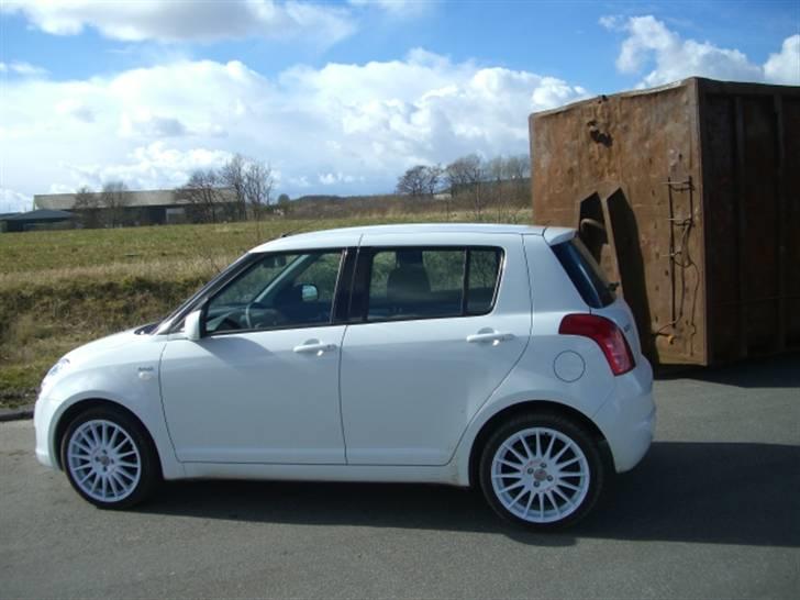 Suzuki swift  1,3 DDIS  solgt billede 12