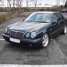 Mercedes Benz E320 SOLGT!