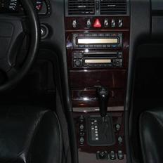 Mercedes Benz E320 SOLGT!