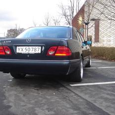 Mercedes Benz E320 SOLGT!