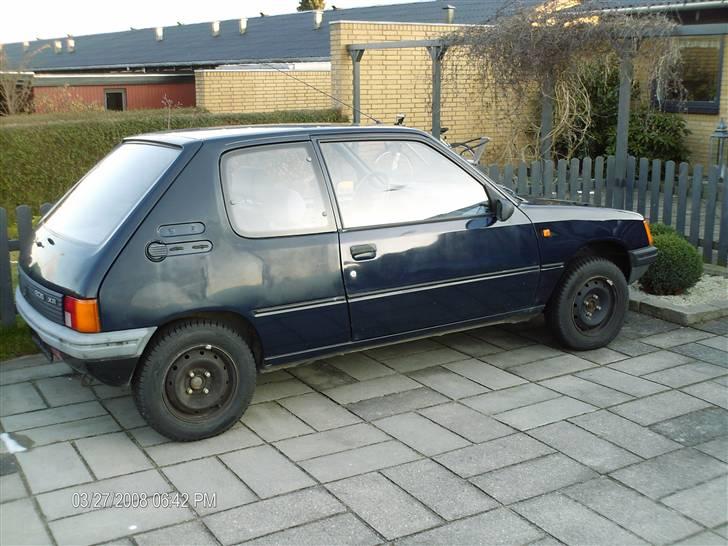 Peugeot 205 XR 1,4 - Før polering: hmm... Hvem sagde sur lak ? :-) billede 3