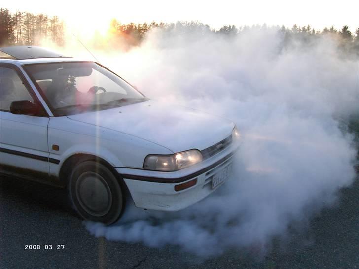 Toyota Corolla 1.3 XLI - den hang vist i håndbremsen...? billede 1