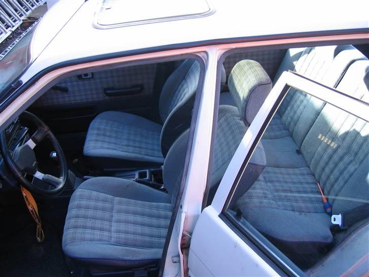 Toyota Corolla DX - lidt muggen lige nu ja.  men det bliver gjord rent når det bliver varmere. billede 3