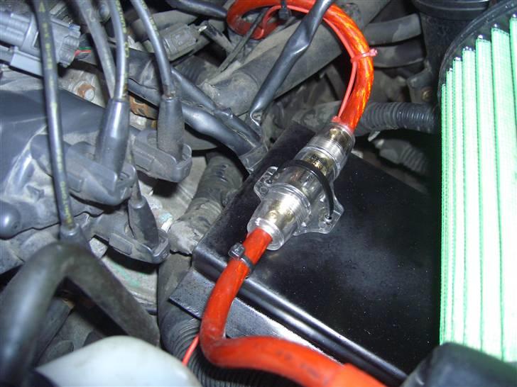 Toyota Corolla E10 solgt - sort plade bøjet til at holde sikrings boksen billede 10