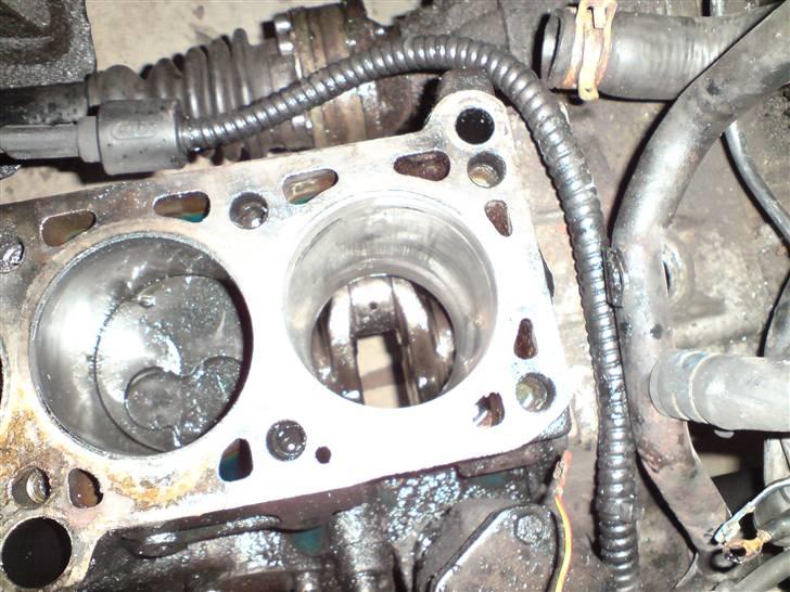 VW Golf 2 1,6 TD Solgt - Svært at se, men cylindervæggen er et mega krater ! billede 11