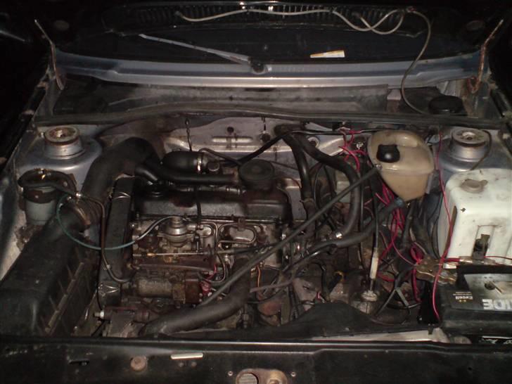 VW Golf 2 1,6 TD Solgt - Det nye maskinerum, med 1,6 Turbo Diesel billede 16