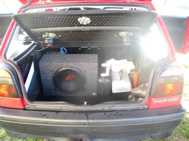 VW Golf 3 GTD **solgt** - 12" Deamon -400watts Hammer montoret på bagsiden / sony 240w i hattehylden billede 6