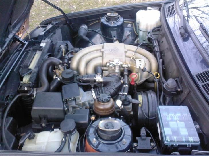 BMW 325 IAX ( SOLGT ) - Pæn og velholdt motorrum, dog skal der vaskes lidt klarlak af billede 7