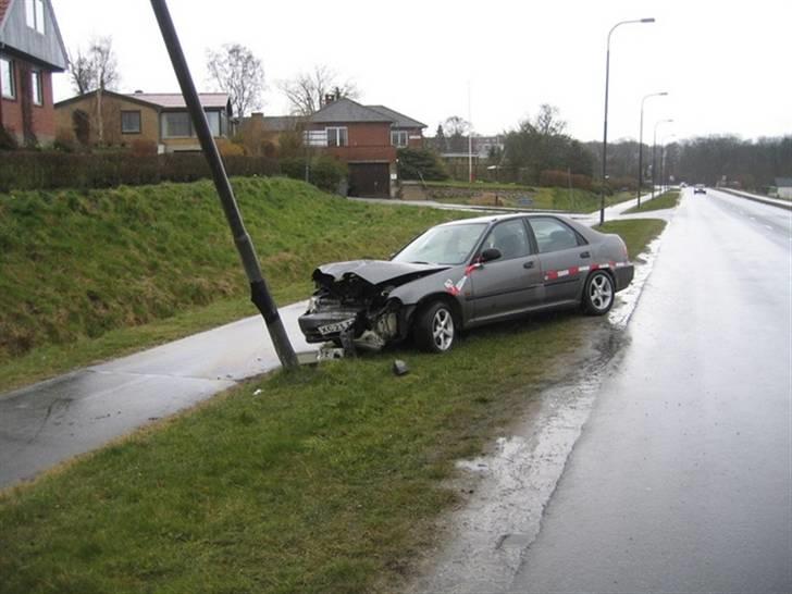 Honda Civic 1.6VTi 4d - ´92 Civic stjålet af to personer og plantet i en lygtepæl i Grenaa natten til lørdag d. 29. marts ´08. Hvis du tror du ved hvem der kan have gjort det så kontakt mig venligst. billede 10