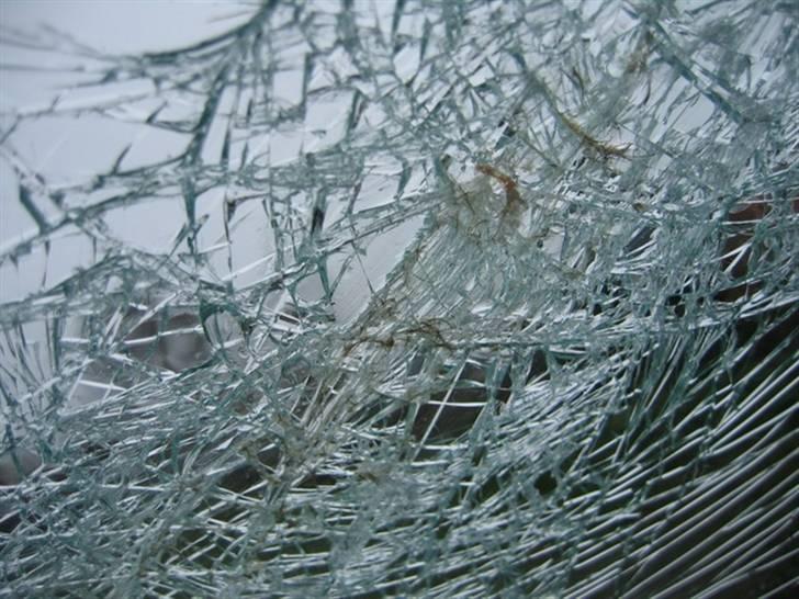 Honda Civic 1.6VTi 4d - To kranieaftryk i forruden hvor der også sidder hår og blod. Mon ikke taberne har slået sig? billede 11