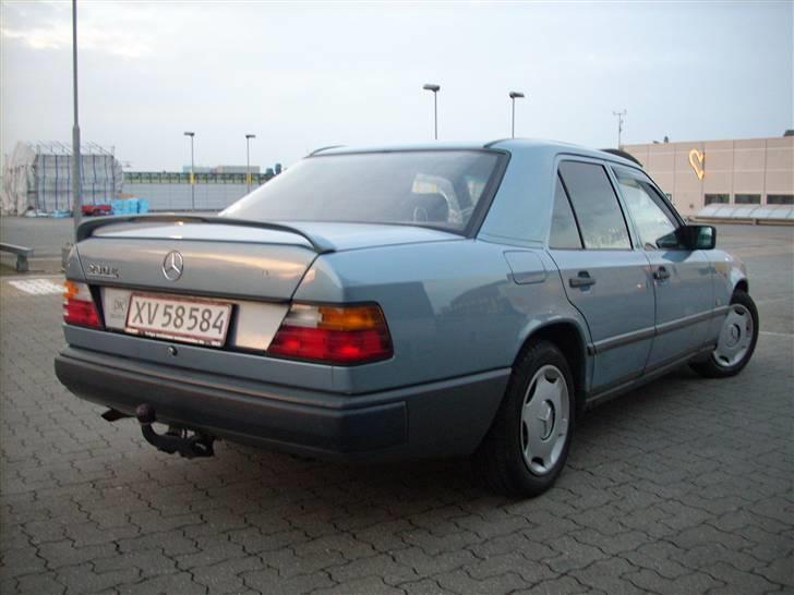 Mercedes Benz 230E /SOLGT/ billede 2